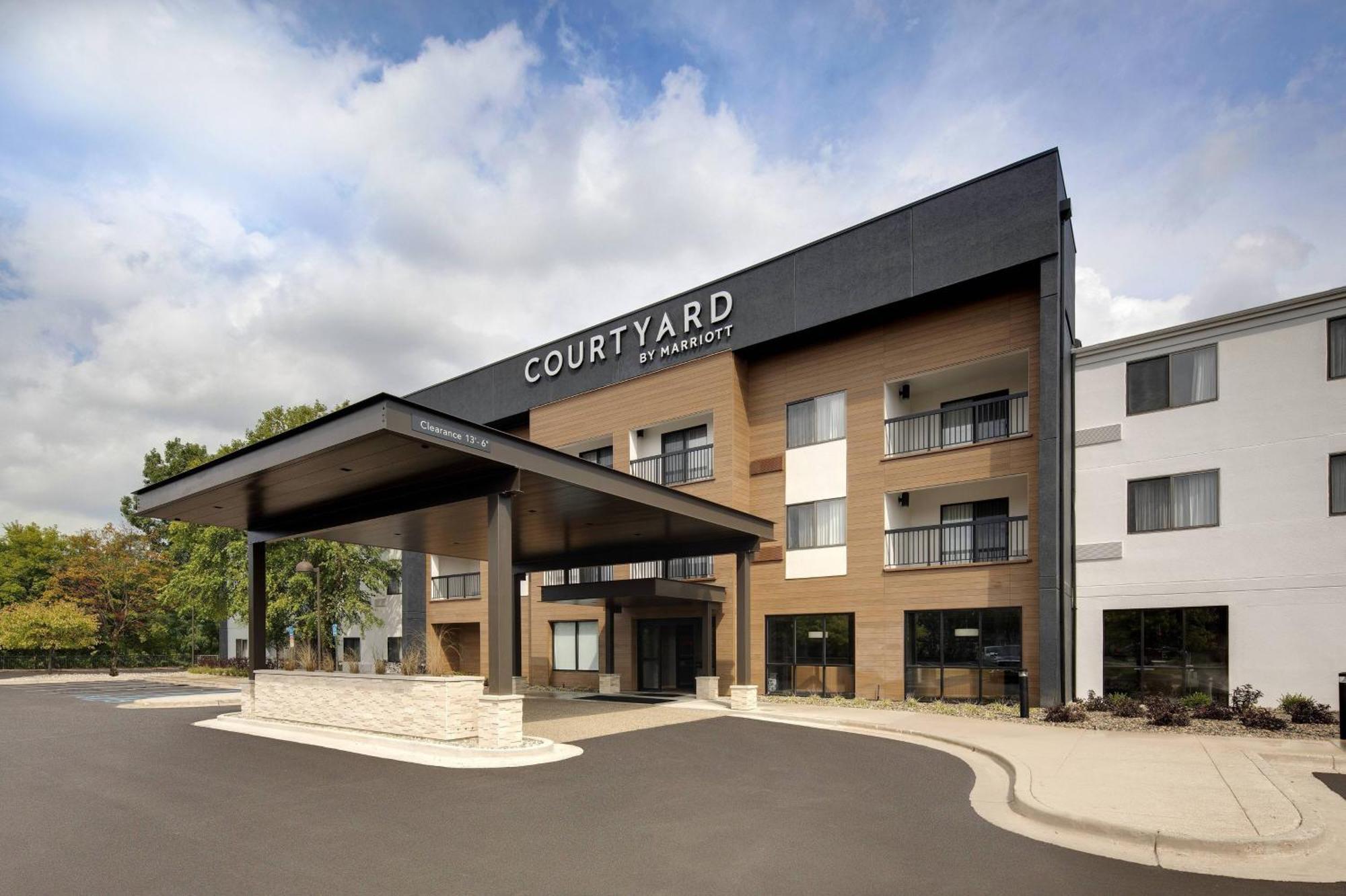 Courtyard Grand Rapids Airport Hotel Bagian luar foto